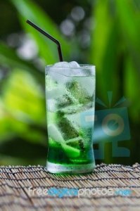 green-juice-100206874